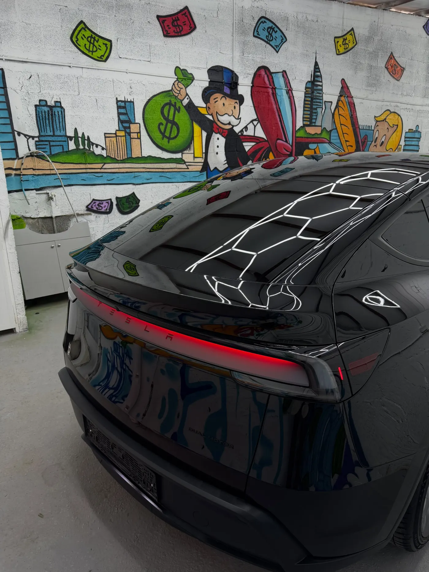 Tesla Model Y בסדנת Reuvens — צילום מקורי 3 מתוך 6