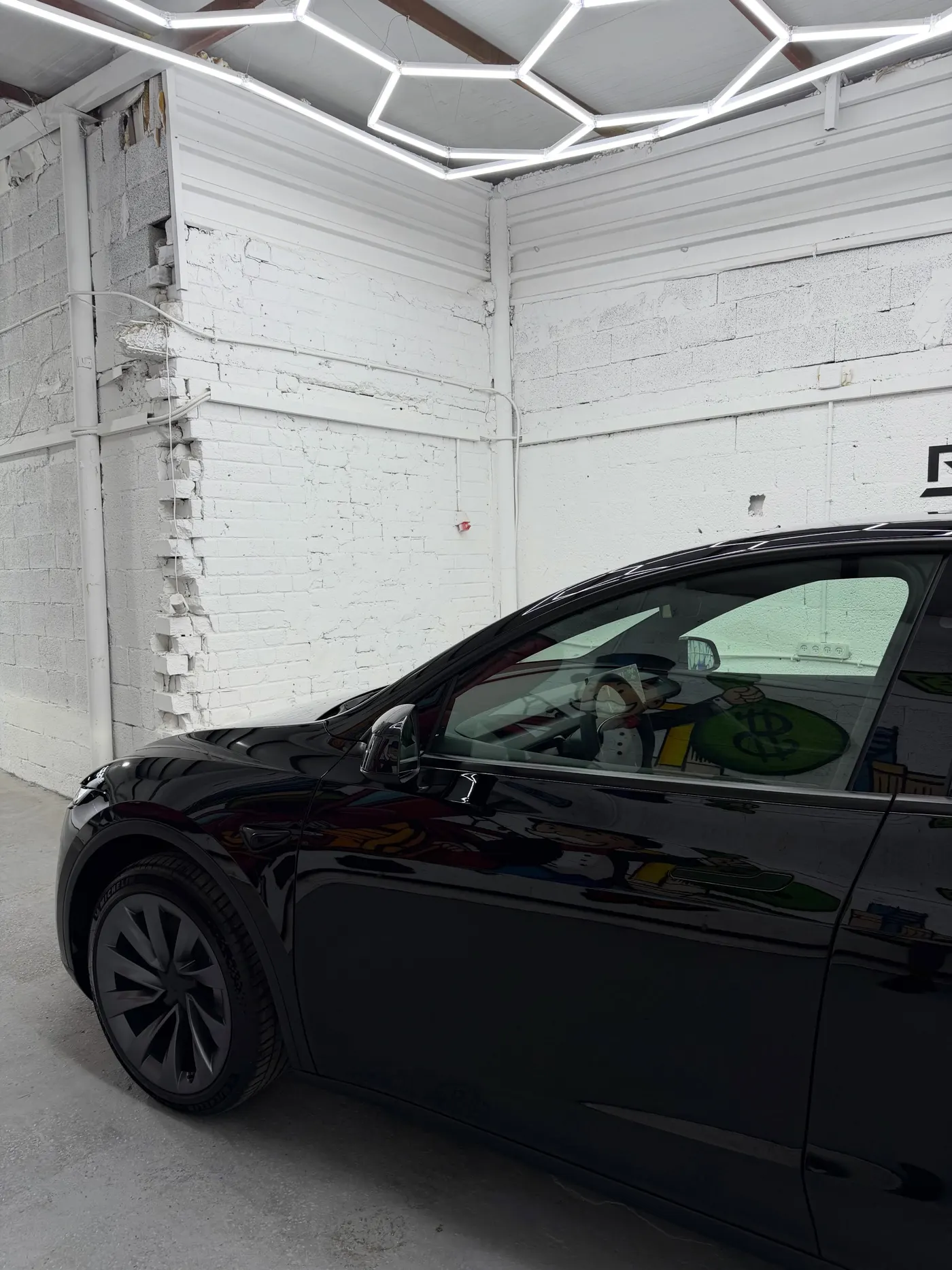 Tesla Model Y בסדנת Reuvens — צילום מקורי 4 מתוך 6