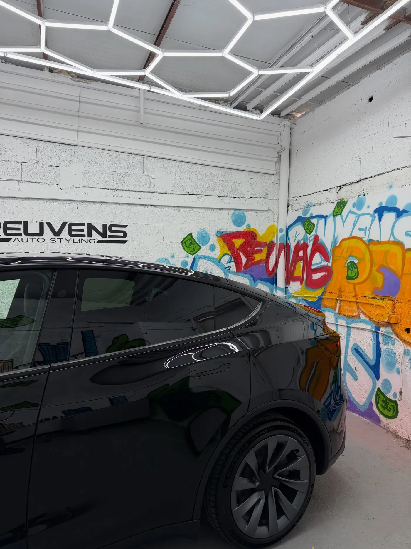 Tesla Model Y בסדנת Reuvens — צילום מקורי 5 מתוך 6